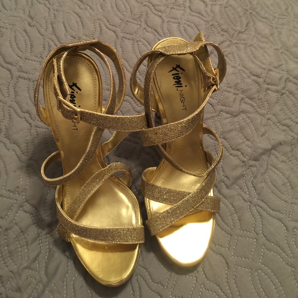 Golden glitter heels.